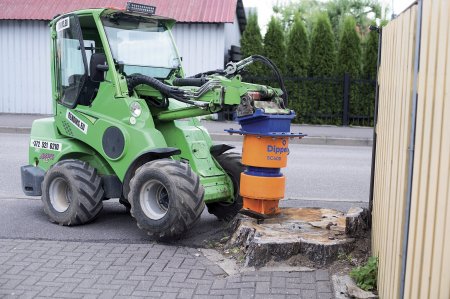 Nejmenší model SC400 lze připojit například ke kompaktnímu nakladači. I s průměrem řezu 400 mm přitom můžeme odstraňovat větší pařezy.