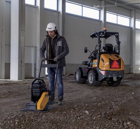 Elektrické vibrační desky a pěchy GIANT jsou navržené jako plnohodnotná alternativa ke spalovacím verzím.