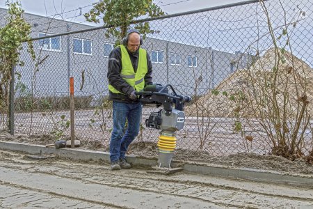 Pěchy GIANT jsou konstruovány pro hutnění v místech, kam se deska nedostane.