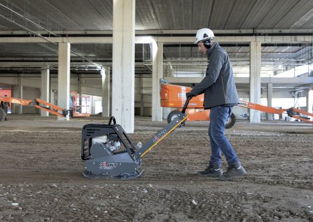 Reverzní desky GIANT zvládají i smíšené zeminy, štěrkodrť nebo podkladní vrstvy vozovek.
