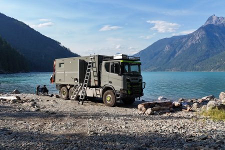   Nástavba Bliss je na cestách domovem. Den obvykle začíná brzy – cestování není jen o řízení.
        Součástí každodenní reality je doplňování vody, tankování nafty a AdBlue či střih videí. 