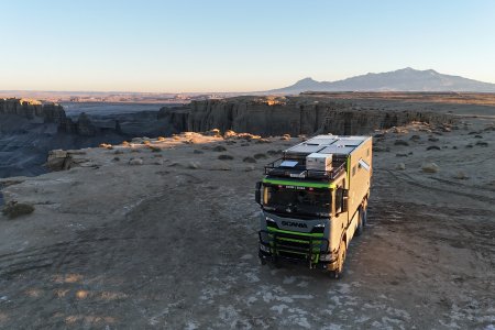 Scania 500R 6x6 XT s výkonem
        500 koní, pohonem všech kol a konfigurací XT poskytuje robustnost potřebnou pro dlouhé
        cesty tohoto druhu.