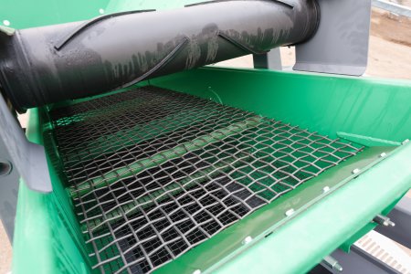 CRAWLER využívá systém s vibrační hřídelí, který se v provozu osvědčil díky velké agresivitě třídění a daleko plynulejšímu toku materiálu v třídicím boxu. Výhodou je i možnost rychlé výměny sít.