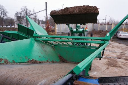 Až 150 t/h vytříděného materiálu znamená, že kompaktní nakladač nestíhá plnit násypku. Zde je výhoda pásového podvozku, díky kterému může třídič po vlastní ose přijet co nejblíže a ušetřit jízdy nakladači.