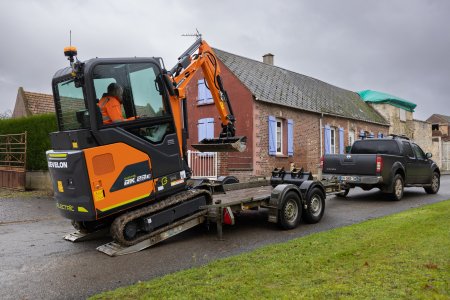 Jakmile s rypadlem přijedete na pracoviště, můžete pásy vysunout pro lepší stabilitu a nosnost při zvedání.