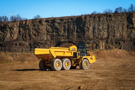 Oproti základní verzi jsou u HD varianty silnější pojezdové motory a robustnější otoč.