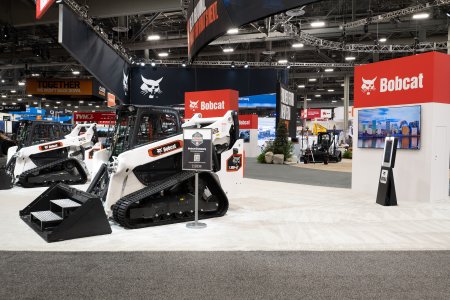 Výstavní stánek Bobcat na veletrhu CES 2026.