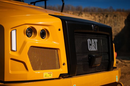 Detail stroje Cat ukazuje charakteristický design a odolnou konstrukci nové generace kloubových damprů.