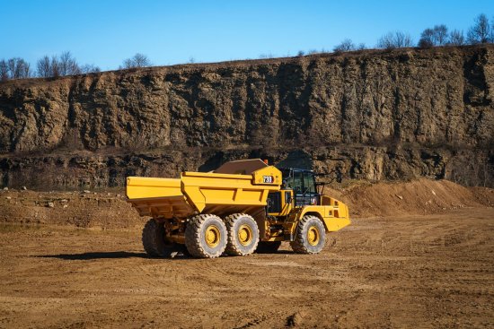 Modely 725, 730 a 735 dostaly novou konstrukci korby, která usnadňuje nakládku a maximalizuje nosnost.