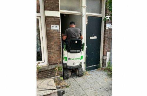 Minibagr E10 se osvědčuje zejména v podmáčeném terénu s řídkým bahnem..