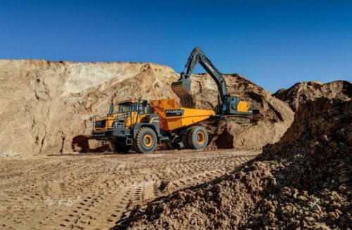 Tento stroj s pohonem 4×4 je primárně navržen pro delší přepravní vzdálenosti na kvalitnějším podkladu, což z něj činí ideální řešení pro nasazení v lomech a na rozsáhlých stavebních projektech.