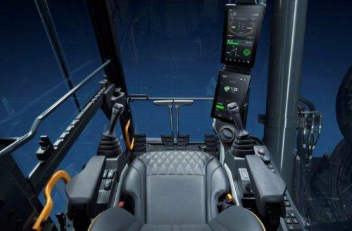 Kabina se pyšní moderním komfortem a 12,8″ dotykovým displejem.
