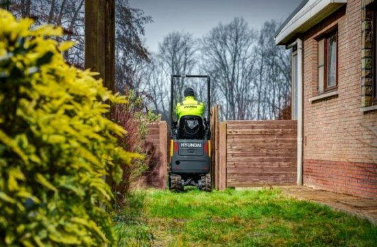 HX10A Z je navržený tak, aby co nejvíc vydržel – má chráněný válec výložníku, schované hadice a díky krytům i LED světlům zvládne bezpečně pracovat i v horších podmínkách.