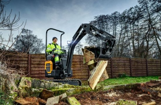 Stroj má výložník o délce 1 450 mm a rameno 890 mm, díky čemuž dosáhne do hloubky přes 2,2 metru a snadno naloží materiál i do menších kontejnerů či dumperů.