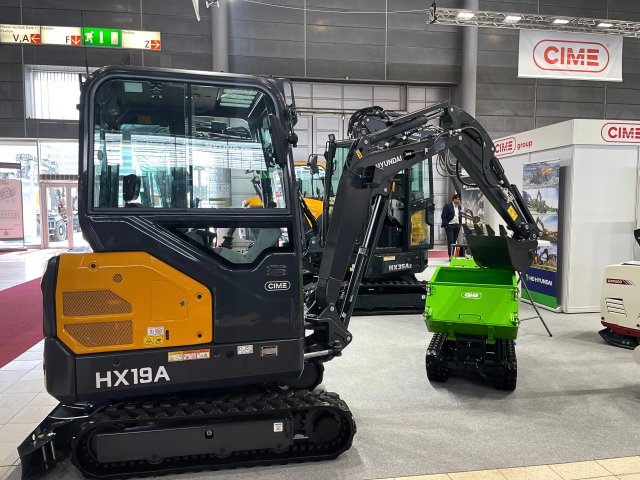 Společnost CIME na veletrhu představila kompaktní pásové rypadlo HX19A, určené pro práci v omezeném prostoru a při menších zemních či stavebních úkolech.