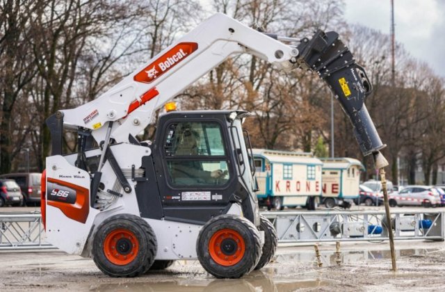 Model Bobcat S86 nabízí výkon kolem 105 koní, provozní hmotnost přibližně 4,4–4,5 tuny, nosnost okolo 1,5 tuny a výšku zdvihu přes 3,3 metru, přičemž vyniká i vysokým hydraulickým výkonem.