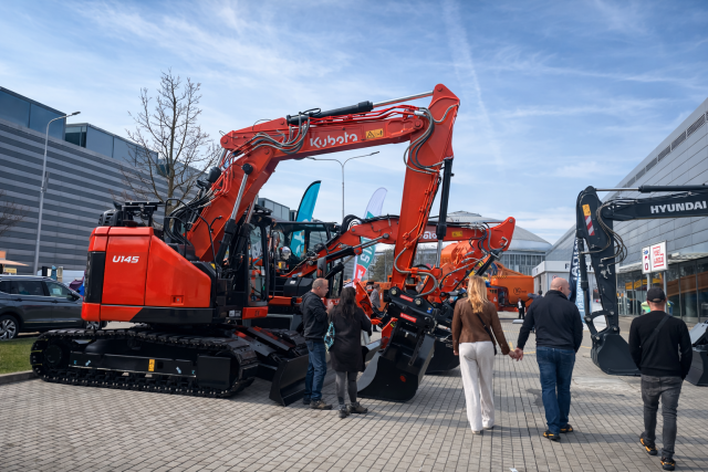 Na venkovní expozici zaujalo také pásové rypadlo Kubota U145, které reprezentovalo segment kompaktní techniky pro stavební a zemní práce.