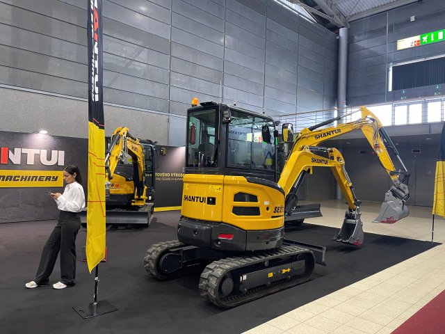 Na stánku společnosti GORILA MACHINERY s.r.o. se představily stroje značky SHANTUI.