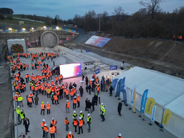 V nejhlubším místě vede tunel 120 metrů pod zemským povrchem.