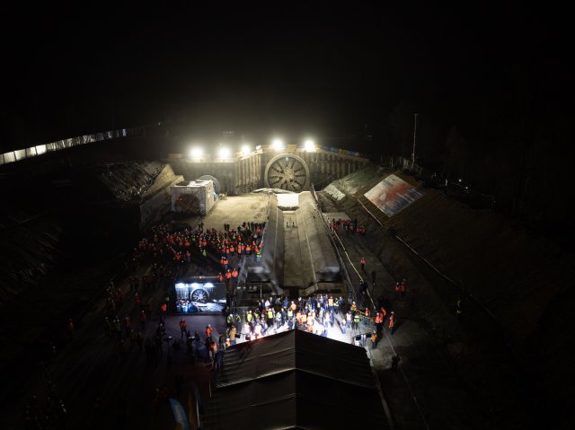 Samotný štít „Jadwiga“ váží více než 2 500 tun, je dlouhý necelých 90 metrů a jeho průměr dosahuje téměř 11 metrů.