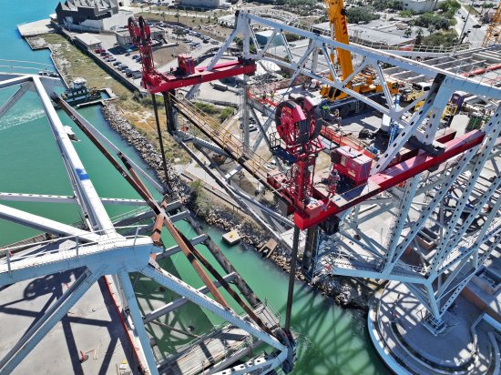  Speciální zdvihací systém tvořený strand jacky a navíjecími jednotkami připravuje převzetí zatížení středního pole historického Harbor Bridge. Následně byla 2 300 tun vážící konstrukce spuštěna v jednom kuse na barži.