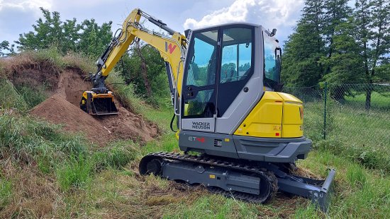Nově pořízené rypadlo rozšiřuje možnosti zpracování materiálu o třídění a separaci jednotlivých frakcí přímo v místě realizace zakázky.