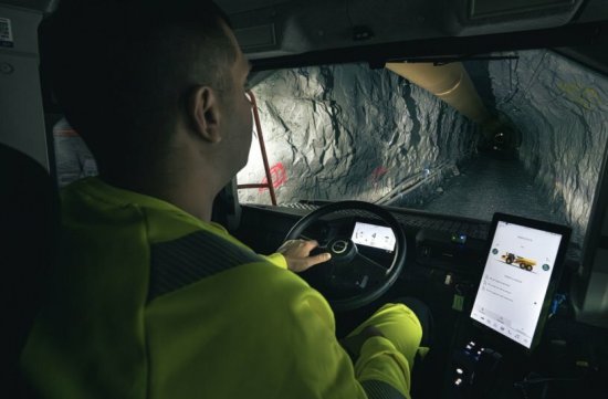 Z kabiny elektrického dampru Volvo A30 Electric je dobře vidět, proč se takový stroj hodí právě do tunelu. V uzavřeném prostoru potěší tišší chod i provoz bez výfukových plynů.