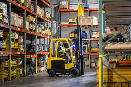 Nové elektrické vozíky Hyster XN2 navazují na osvědčenou předchozí generaci, ale přidávají vyšší výkon a pohodlnější pracoviště obsluhy.
