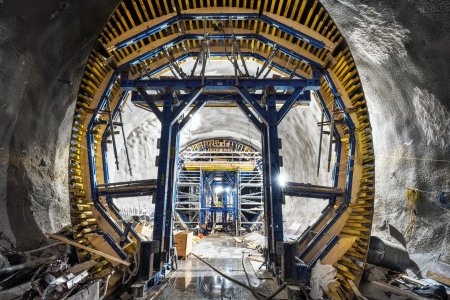 Stavbu usnadňují bednicí systémy navržené na míru složité geometrii tunelů. Zdroj: Doka
