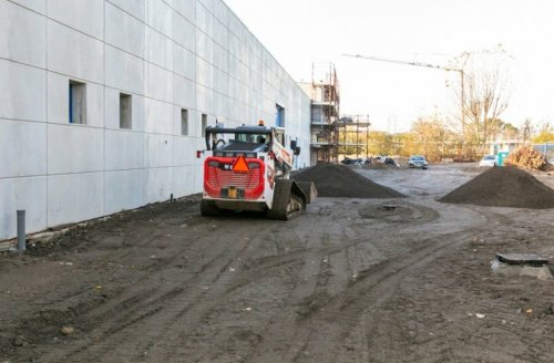 Bobcat T86 spojuje výkon 105 koní s výkonnou hydraulikou, takže zvládne práci s lopatou, vidlemi i náročnějšími adaptéry, jako jsou fréza nebo rýhovač.