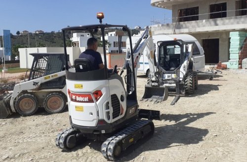 Bobcat E17z se díky kompaktním rozměrům a zatahovacímu podvozku dostane i do úzkých průjezdů, přitom si po rozšíření zachová dobrou stabilitu.