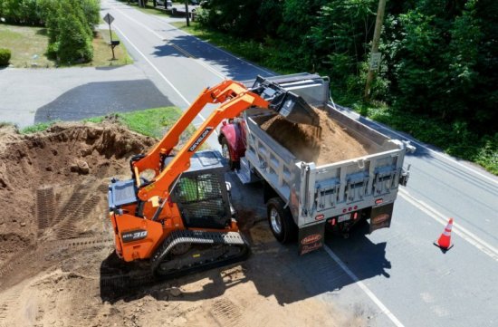 DEVELON DTL30 nabízí provozní nosnost přibližně 1 360 kg a motor D24, který se obejde bez AdBlue i systému SCR.