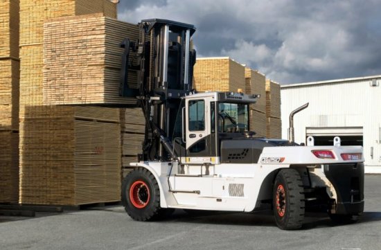 Vysokozdvižný vozík Bobcat DV250S-7 získal na CMME Awards 2026 ocenění Logistická technika roku v kategorii manipulace s těžkými náklady.