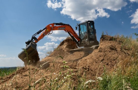 Modernizovaný Develon DX35Z-7 se zaměřuje hlavně na vyšší výkon, svižnější práci a praktičtější každodenní obsluhu.