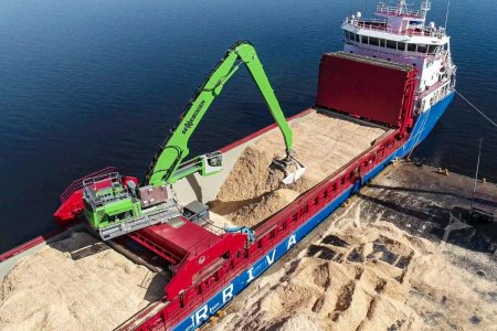 Díky pojízdnému portálu a elektrickému pohonu o výkonu 390 kW zvládá loď nakládku i vykládku bez pomoci přístavních jeřábů.