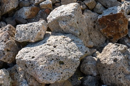 Tuf může být při bourání trochu nevyzpytatelný – někde drží pevně, jinde se začne rychle drolit. Proto se tady muselo postupovat opravdu opatrně a po částech. Zdroj: Marek M., Shutterstock