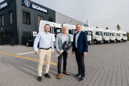 Vasyl Pavlyčuk (šéf servisu Scania, Mladá Boleslav), Lubor Fučík (Rovologistik) a Radek Březík (Scania)