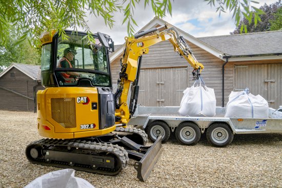 Cat 302.6 přidává sílu při manipulaci s břemeny. Oproti předchozímu modelu 302.7 CR s pevným podvozkem nabízí podle výrobce o 40 % vyšší zdvihovou kapacitu.