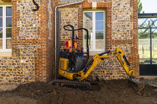 Při výkopu podél domu se počítá každý centimetr. Cat 301 CR díky malému přesahu zádě zvládá práci i těsně u zdi.