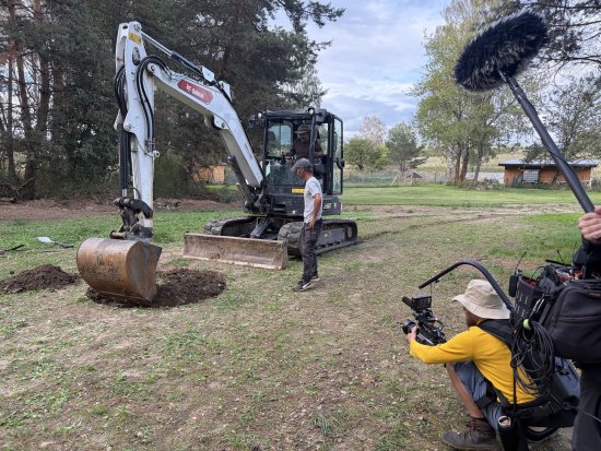 Na farmě je stále co kopat a upravovat, a tak se rypadlo Bobcat E60 nezastaví ani během natáčení.