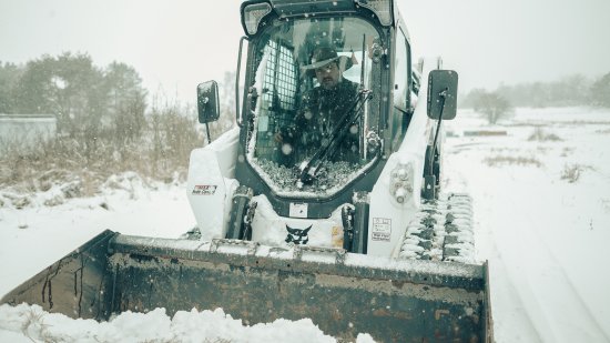 Pásový nakladač Bobcat pomáhal na farmě Vojty Kotka také se zimní údržbou a odklízením sněhu.