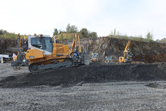 Na předváděcí ploše zaujal buldozer PR 716 generace 8 především obratností, plynulými změnami směru jízdy a přesným vedením radlice.