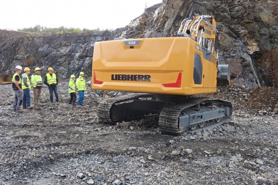 Téměř čtyřicetitunové pásové rypadlo Liebherr R 938 bylo největším předváděným strojem a při práci ukázalo plynulý souběh pohybů výložníku, násady, lopaty a otoče nástavby.