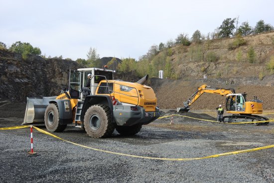 Kolový nakladač Liebherr L 576 XPower patřil k největším strojům na předváděcí ploše. Návštěvníci si mohli zblízka prohlédnout také jeho kabinu a pracovní zařízení.