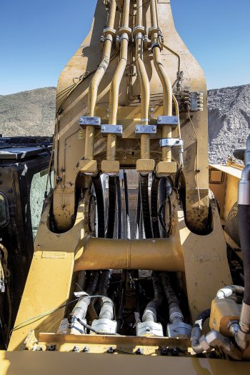 Přepracované vedení hydraulických hadic zvyšuje jejich životnost a zároveň usnadňuje případnou výměnu.