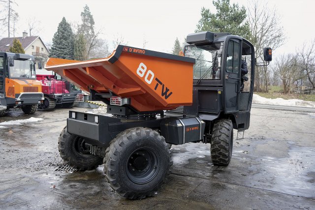 Davino 80TW – zástupce střední hmotnostní třídy kabinových damprů – ukazuje své manévrovací schopnosti díky oběma řiditelným nápravám.
