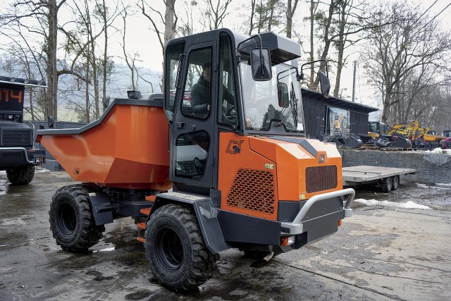 Davino 3V70 na dvoře dealera značky, společnosti ASbud v Rožnově pod Radhoštěm.