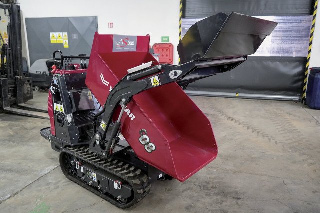 Yanmar C08 Power+ s polohovatelnou přední naklápěcí lopatou – jeden z bestsellerů v této hmotnostní třídě.
