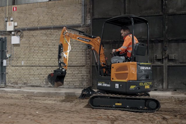 Již dostupné modely DX20ZE-7 (na snímku) a DX23E-7 jsou určené především pro práci v zastavěném území a v interiérech.