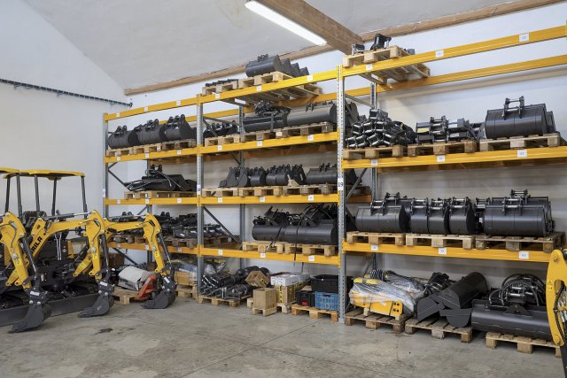 Součástí zázemí je i sklad náhradních dílů v České republice.